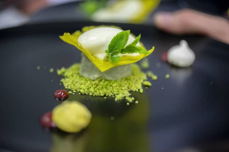 Kulinarično razvajanje z najlepšim pogledom na Blejsko jezero / 2 osebi