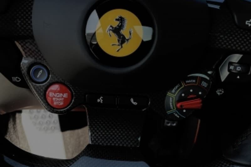Vožnja s Ferrari Portofino M (voznik) / 1-3 osebe / 30 minut