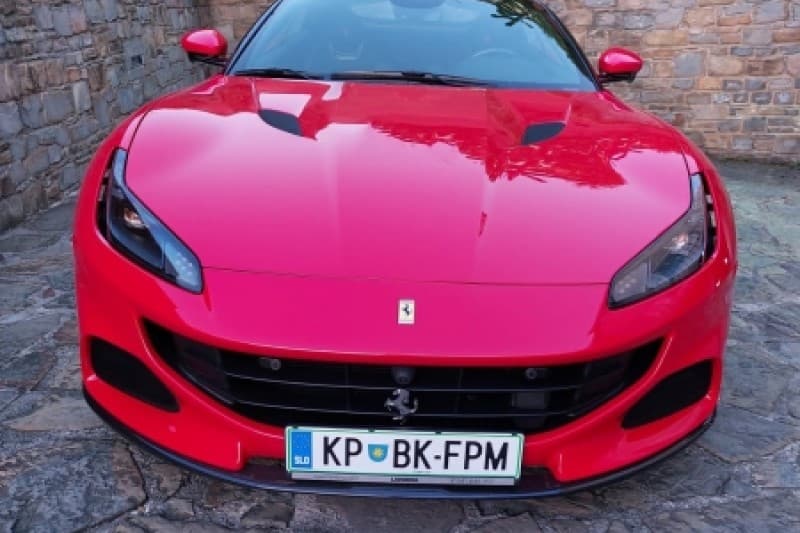 Vožnja s Ferrari Portofino M (voznik) / 1-3 osebe / 30 minut